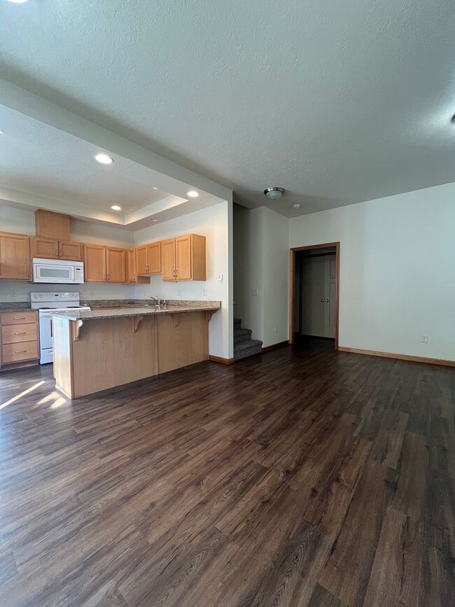 Building Photo - (MUS) Large 3 Bed/2 Bath Town Home