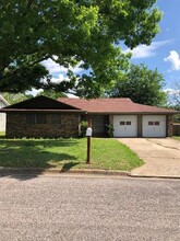 Building Photo - 1121 Patricia Dr
