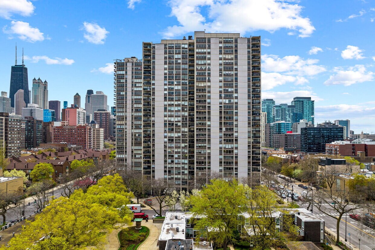 Foto principal - 1360 N Sandburg Terrace