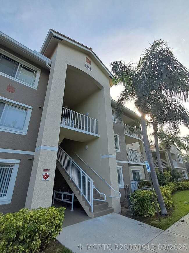 Building Photo - 181 SW Palm Dr