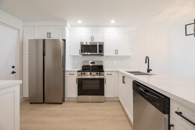 Building Photo - 2322 S Cypress Bend Dr