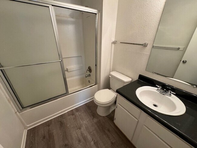 Foto del edificio - Spacious 4 BR/2 bath single story home w/c...