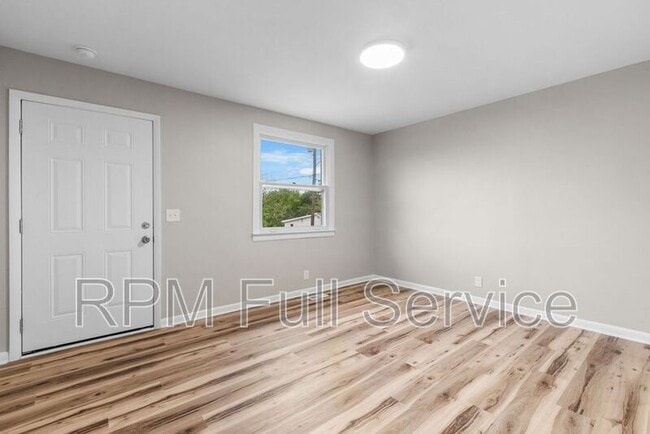Building Photo - 895a W Sharpe Ave