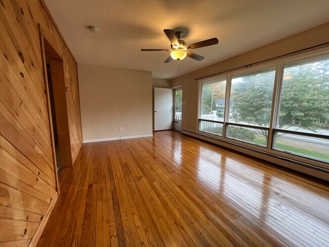 Foto del edificio - 562 Woodlawn Ave