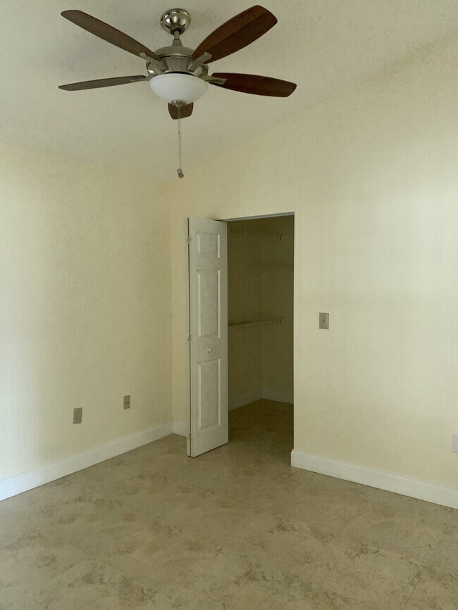 Foto del edificio - 2841 N Oakland Forest Dr