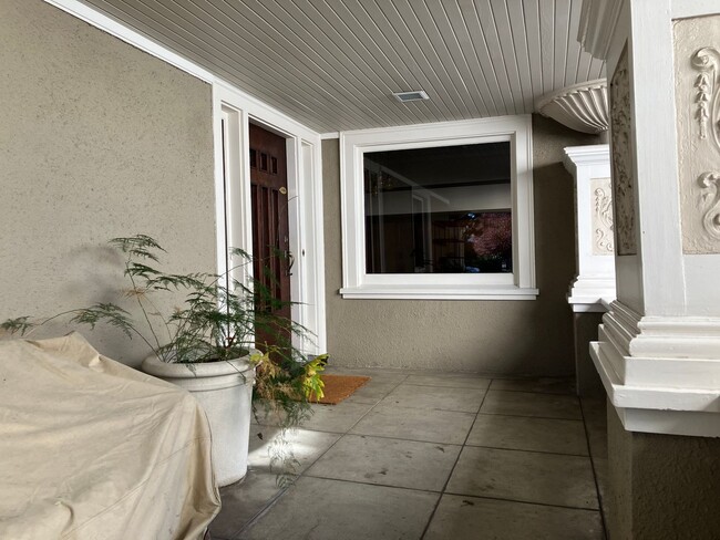 Building Photo - Charming Craftsman 2-Bedroom Home with Upd...