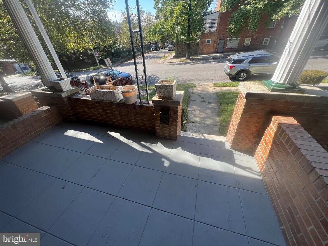 Primary Photo - 1041 N Kenwood Ave