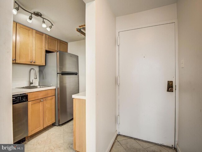 Building Photo - 2059 Huntington Ave