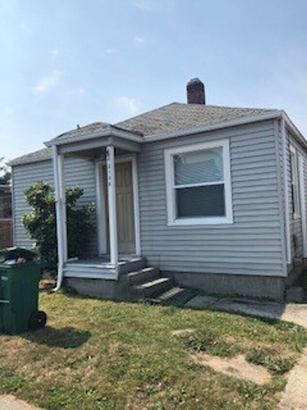 Primary Photo - Charming 1 Bedroom Cottage in Quiet Neighb...