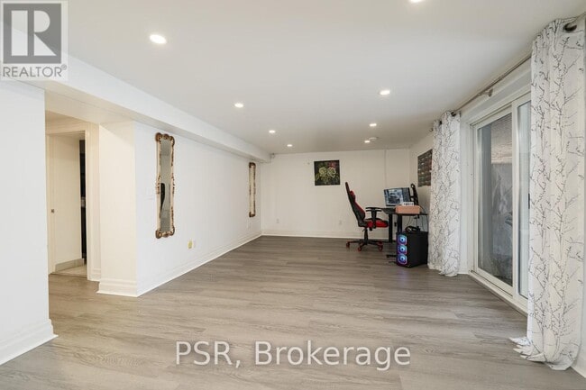 Building Photo - 2b Roycrest Ave