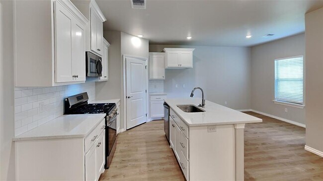 Building Photo - 6916 Labelle Dr