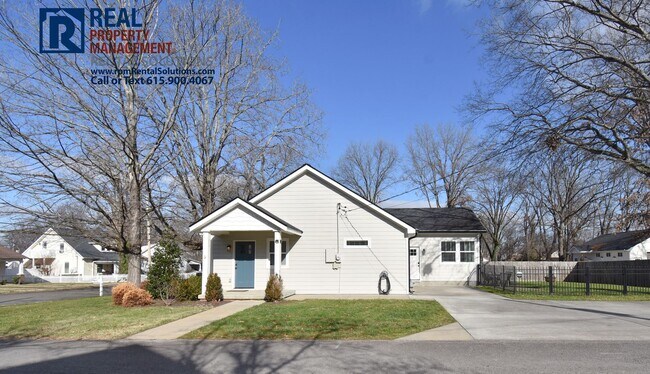 Foto del edificio - Great 4 bd house close to MTSU! Fenced in ...