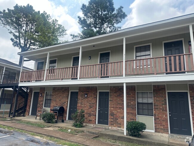 Entryway - Pinetree Place Apartments