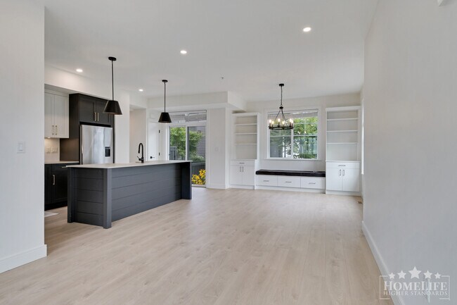 Photo du bâtiment - Modern 3-Bedroom Townhouse in Quiet Langle...