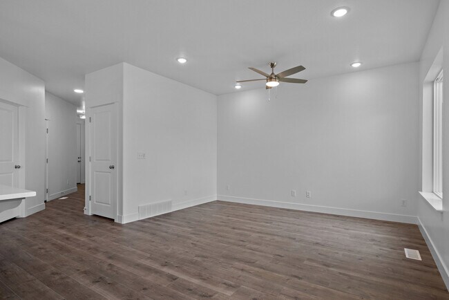 Building Photo - 662 S 4500 S