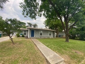Building Photo - 209 Redrock Dr