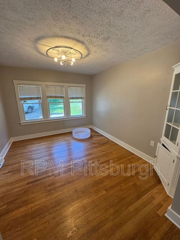 Building Photo - 105 N Meadowcroft Ave