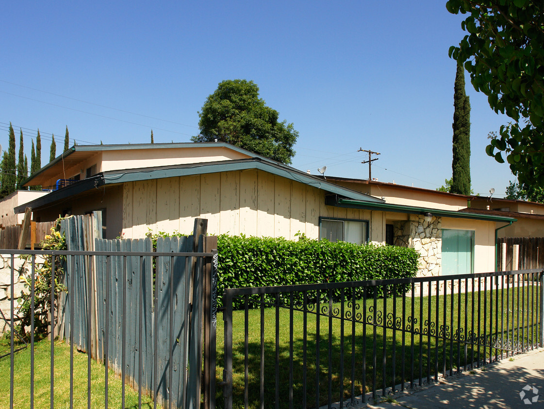 Primary Photo - 911 N Vineyard Ave