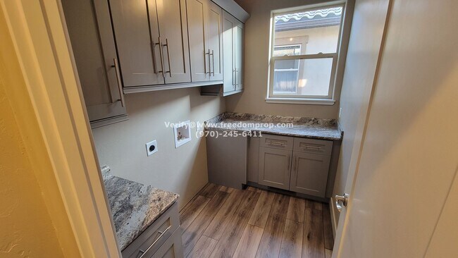 Building Photo - JUST LIKE NEW!!! 3 Bedroom 2 Bath on Orcha...