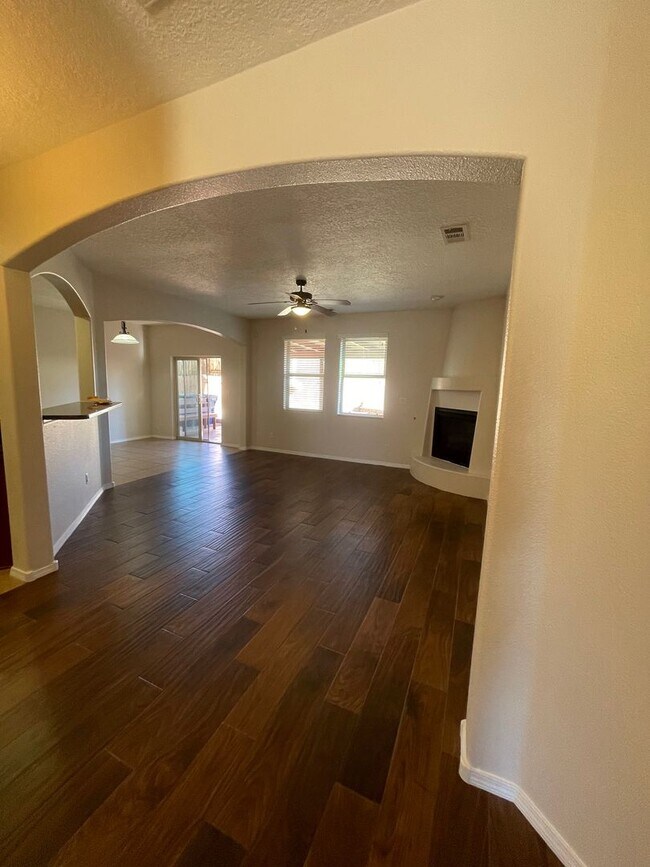 Foto del edificio - Pristine 4 bdr, 2 1/2 bath w/2 car garage ...