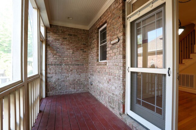Building Photo - Gorgeous Three Bedroom Home!
