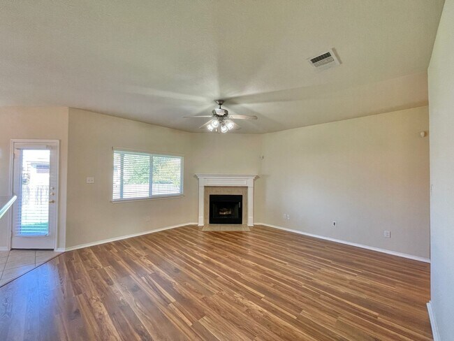 Foto del edificio - Viewable February 15th!  Small Pets Accepted!