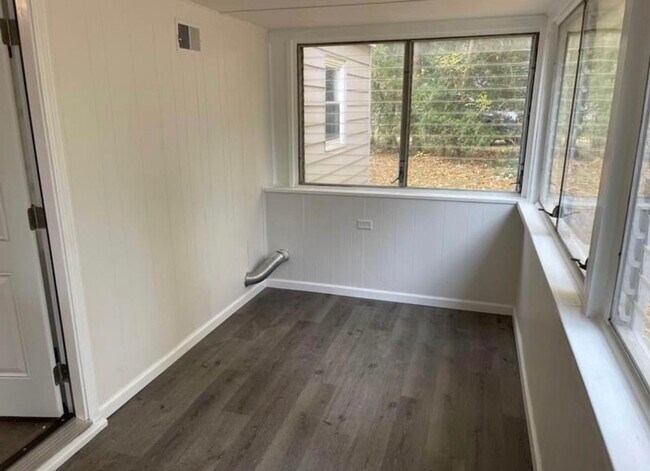 Foto del edificio - 2 Bed 1 Bath Rental Opportunity in New Har...