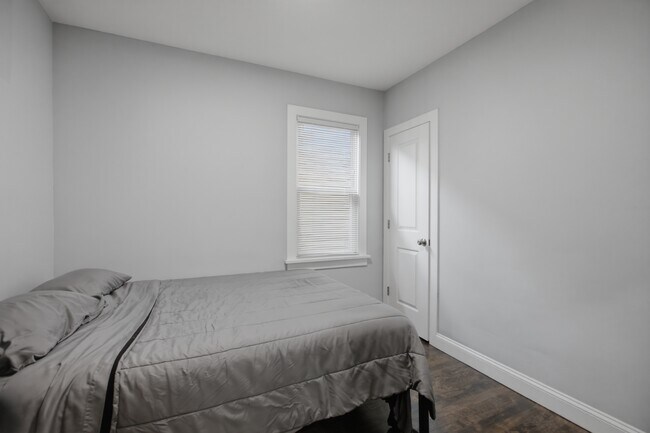 Foto del edificio - 2430 N Normandy Ave