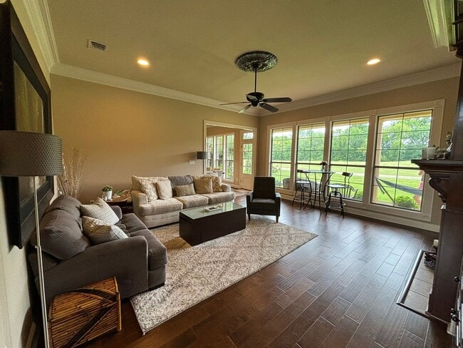Building Photo - Golf Course Community close to Barksdale Air Force Base!!