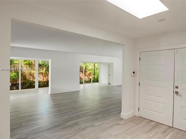 Building Photo - 10 Prospect Dr