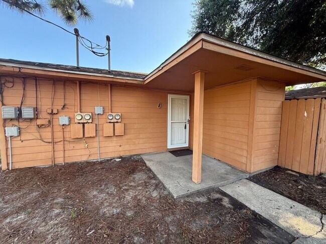 Foto del edificio - Gulf Breeze - Greenbriar Estates- 2 bedroom, 1 bathroom - water and lawn care included