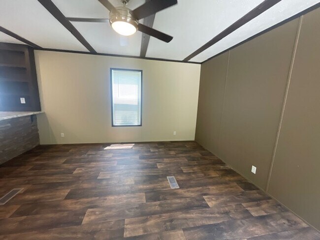 Foto del edificio - Renovated 3 Bedroom 2 Bath Trailer for Rent!