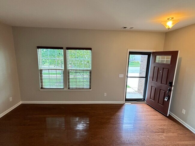 Building Photo - Fairway Farms home close to Vietnam Vetera...