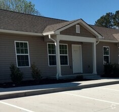 Building Photo - 3007 Julian Dr NE