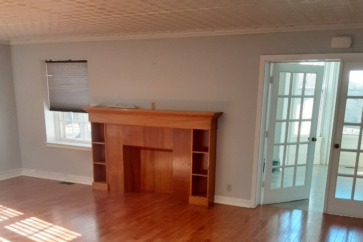 800 Square foot living/dining room - 3735 Shrine Park Rd