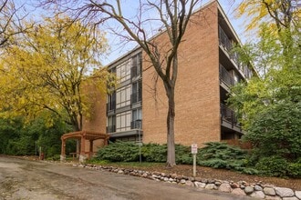 Building Photo - 5830 Oakwood Dr
