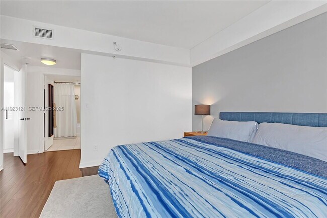 Foto del edificio - 335 S Biscayne Blvd