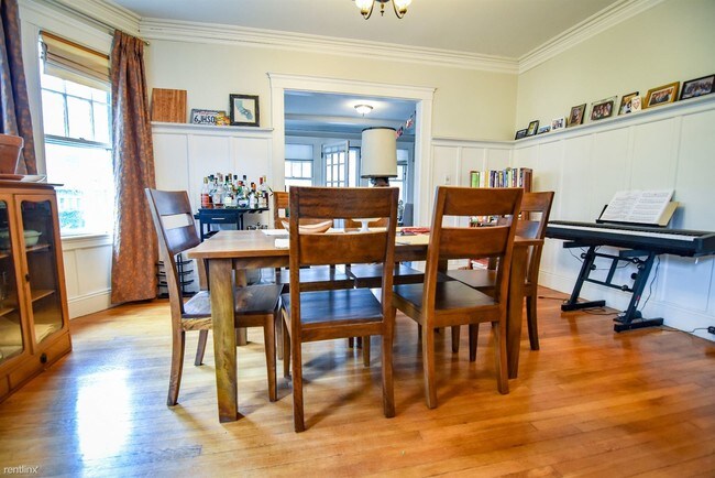 Building Photo - 32 Russell St