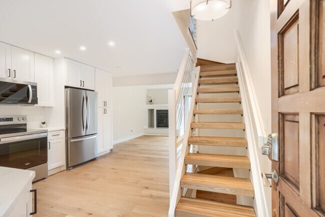 Building Photo - Beautifully Remodeled 3-Bed, 2-Bath Townhouse in Central Boulder