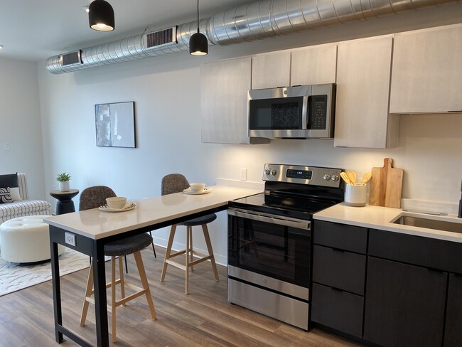 Studio Unit - Broad + Main on 6th & 7th