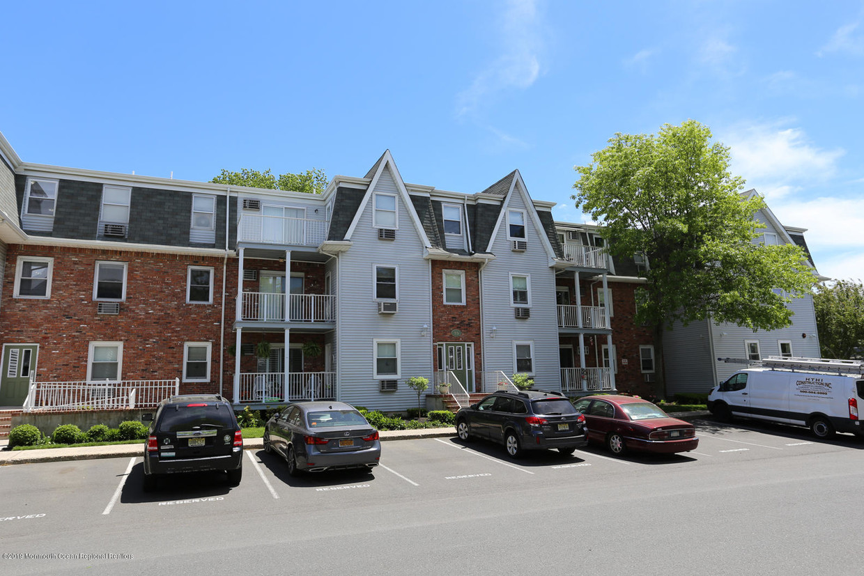 Primary Photo - 75 Whitefield Ave
