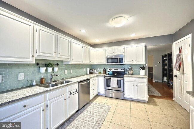 Building Photo - 416 Huntington Dr