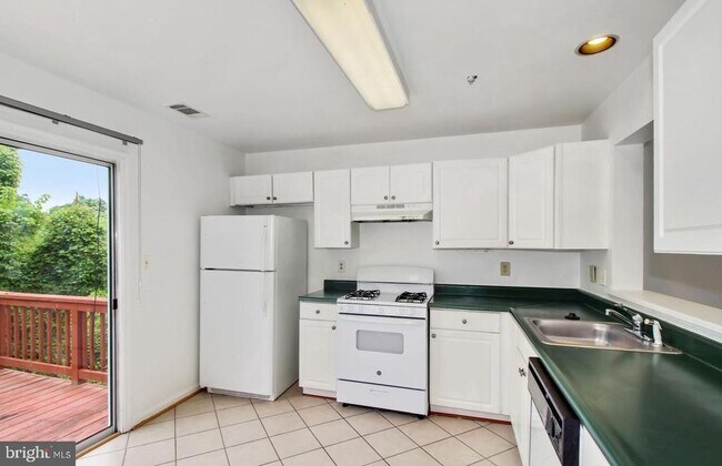 Building Photo - 120 Royalty Cir