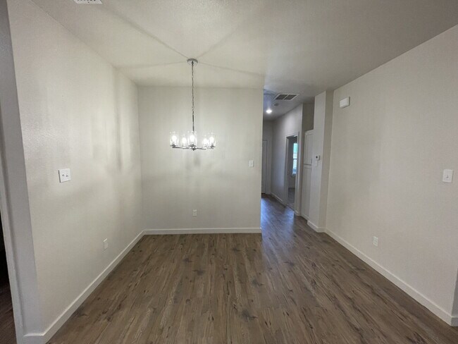 Building Photo - Luxurious Townhome Located In Abbey Glen - Cooper ISD