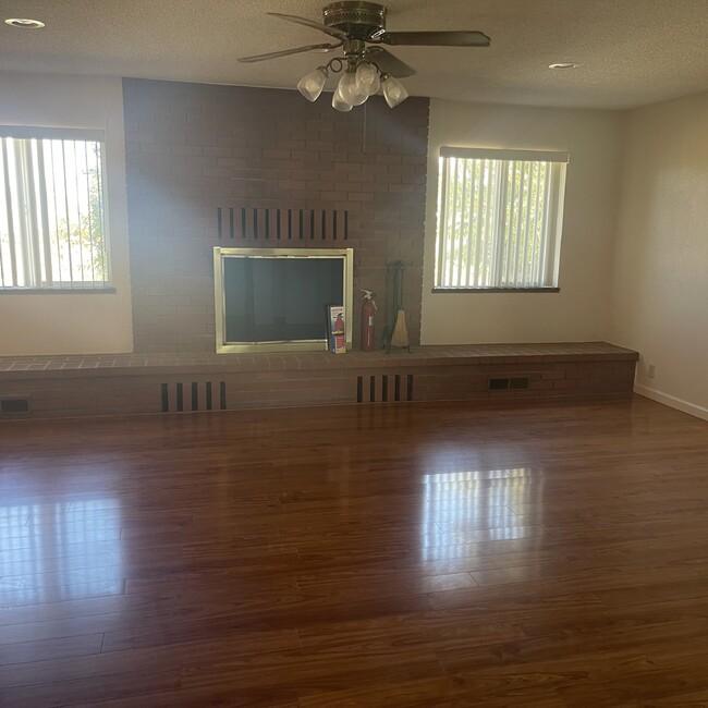 Building Photo - Acampo country property