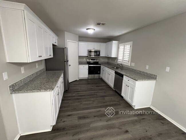 Foto del edificio - 12406 W Larkspur Rd