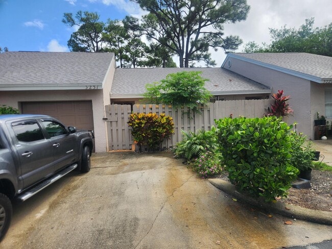Building Photo - 5231 Pine Abbey Dr S
