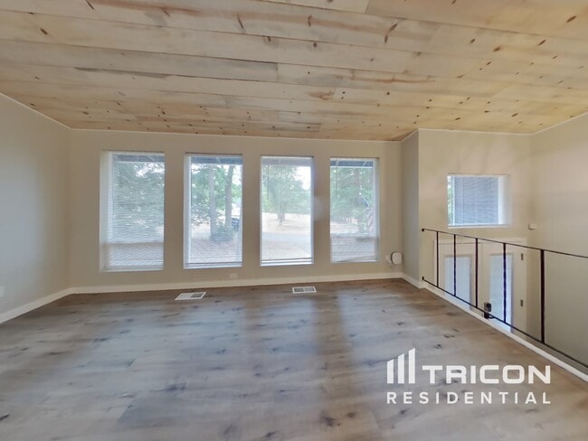 Building Photo - 7540 Grahns Ln NE