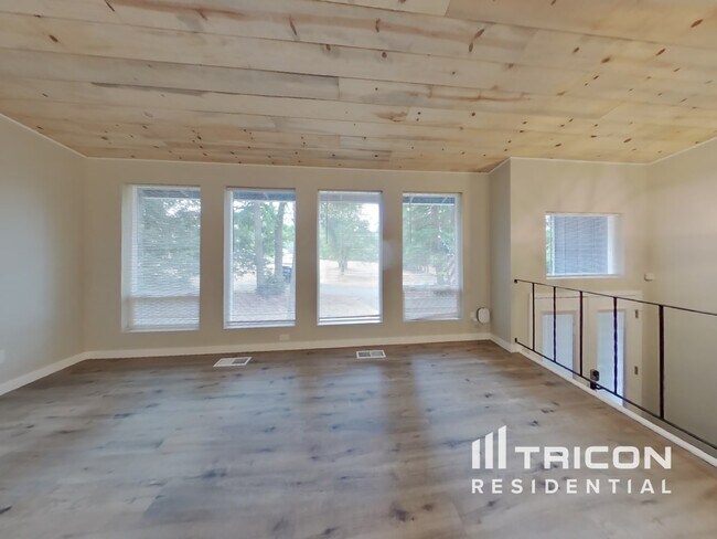 Foto del edificio - 7540 Grahns Ln NE