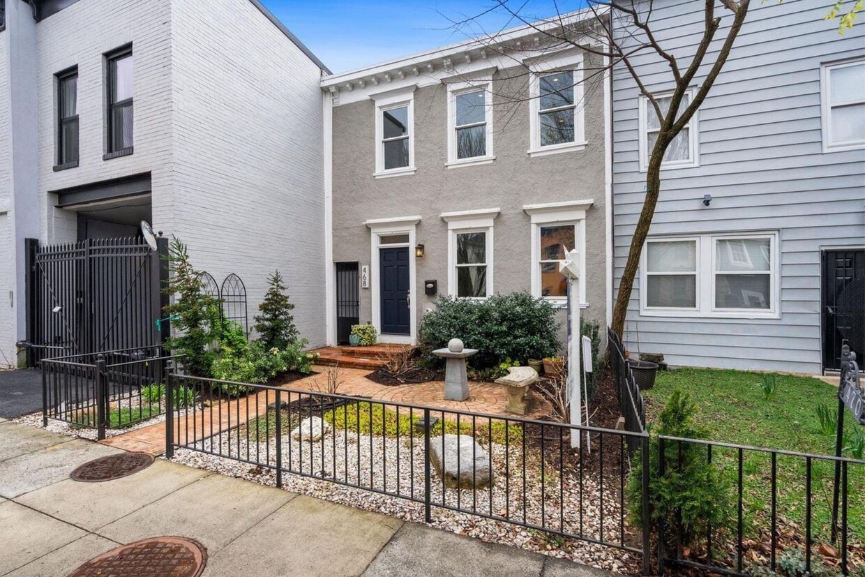 Primary Photo - 468 Ridge St NW